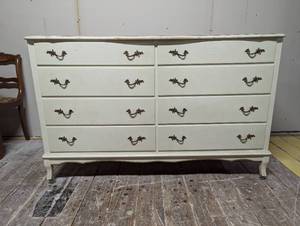 lot 21 image: Vintage Modern 8 Drawer Dresser