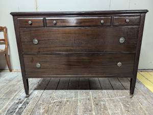 lot 22 image: Elegant DresserVanity - On wheels