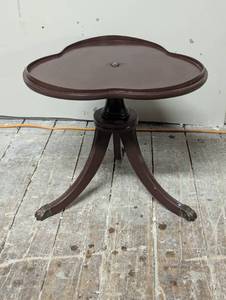 lot 23 image: Small Wood Side Table