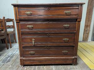 lot 28 image: 4 Drawer Dresser - Vintage