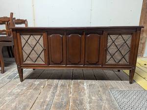 lot 33 image: Zenith Vinyl Record Player with Speakers - A