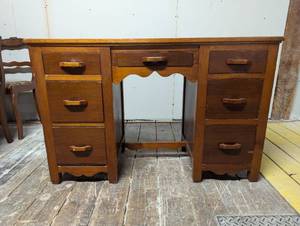 lot 34 image: Vintage DeskVanity - 7 Drawers