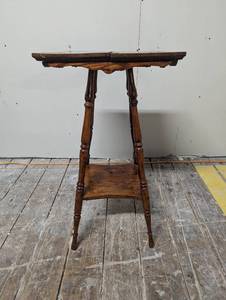 lot 35 image: Small 4 leg Parlor Table
