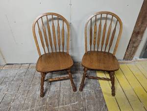 lot 47 image: Set of 2 Classic Dinning Chairs
