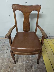 lot 49 image: Strong Captains Chair - Santa Pics - to the Den