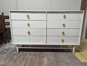 lot 52 image: Retro 8 Drawer Dresser