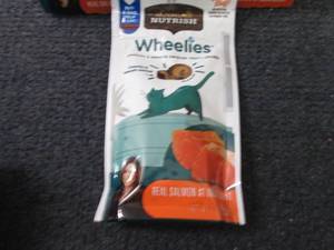 12- 2.2 oz Nutrish Wheelies Cat Tre...