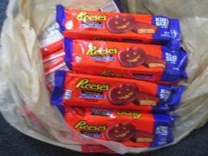 12- 2.4 oz Reeses Peanut Butter Pu...