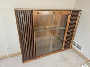 lot 5 image: Vintage MCM Lane Furniture Display Cabinet with Rosewood Slotted Front Details