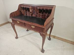lot 25 image: Handsome Chippendale Escritoire Desk