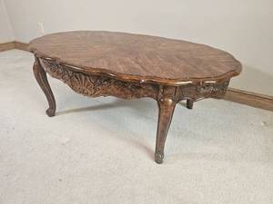 lot 79 image: Thomasville Furniture Scalloped Mahogany Coffee Table