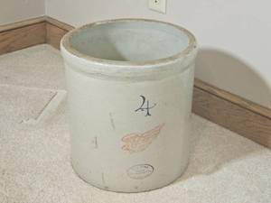 lot 29 image: Antique Number 4 Red Wing Stoneware Crock (Large Stamp)