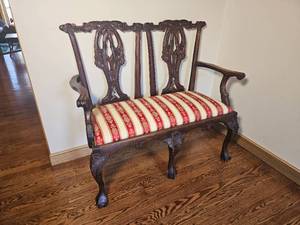 lot 9 image: Antique Chippendale Styled Settee