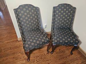 lot 3 image: Stunning Pennsylvania House Regal Upholstery Accent Chairs