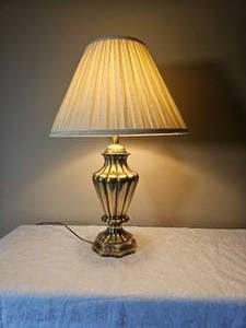 lot 63 image: Ethan Allen Brass Urn Style Table Lamp