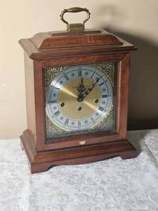 lot 32 image: Handsome Howard Miller Mantel Clock