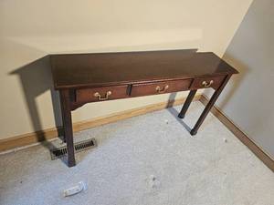 lot 80 image: Traditional Mahogany Console Table