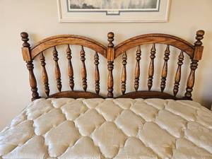 lot 117 image: American Traditional Spindle Headboard & Double Frame