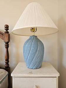 lot 204 image: Ceramic Blue Vase Table Lamp