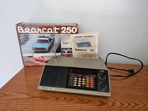 lot 207 image: Bearcat 250 Radio Scanner