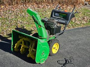 lot 34 image: 1128DE John Deer 2 Stage Snowblower