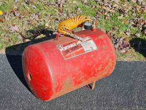 lot 211 image: 9 Gallon 125psi Compressed Air Tank