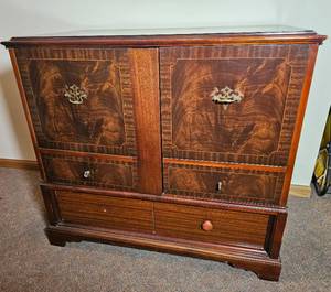 lot 100 image: Vintage Edwardian Art Deco Veneer Sideboard