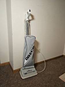 lot 199 image: Oreck XL Bag Vacuum
