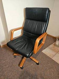 lot 278 image: Cushioned Faux Leather Office Chair