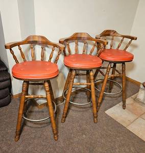lot 104 image: Retro Colonial Styled Bar Stools (Three)