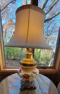 lot 161 image: Hand Painted Floral Butter Yellow Glass Table Lamp