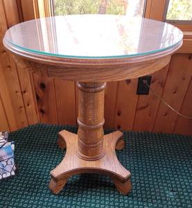 lot 94 image: Traditional Round Oak Pedestal Side Table