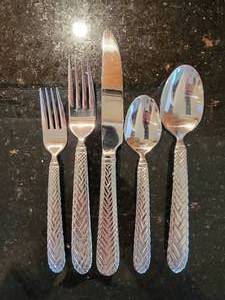 lot 163 image: Hampton Silversmiths RIATTA Basket Weave Pattern Stainless Flatware Set