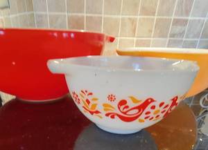 lot 164 image: Vintage Pyrex Friendship Pattern Mixing Bowls