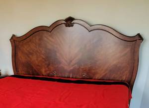 lot 10 image: Flame Mahogany Broyhill King Headboard