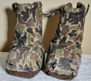 lot 252 image: Camouflage Insulated Icebreaker Booties  M
