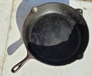 lot 226 image: 15 Inch Iron Skillet Frying Pan