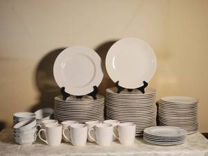 lot 188 image: Pier 1 New Essentials Classic & Coupe China Set with Ashlee Mugs - (Approx. 80)
