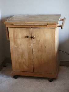 lot 124 image: Rolling Caster Footed Butchers Block Kitchen Island