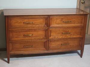 lot 17 image: Chic Contemporary 6 Drawer Vanity Height Dresser