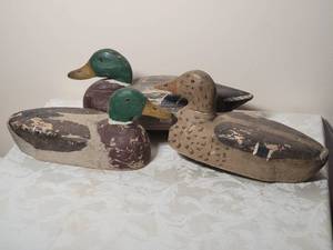 lot 46 image: Vintage Handpainted Duck Decoy Collection - (3)