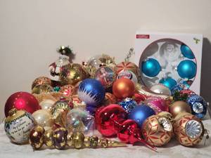 lot 132 image: Glistening Christmas Ornament Collection