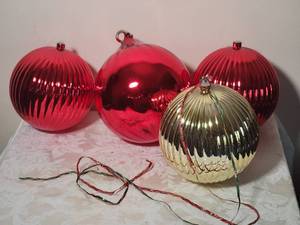 lot 131 image: Dazzling Vintage Jumbo Bulb Christmas Ornaments - (4)