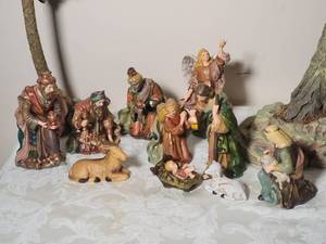 lot 129 image: Vintage Porcelain Nativity Set
