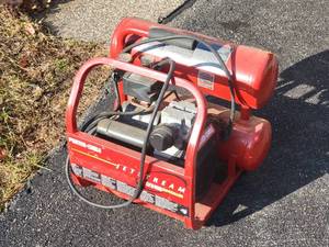 lot 345 image: Porter Cable Jetstream CF2400 4 gal. Air Compresser