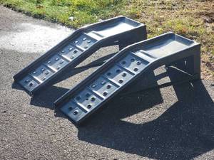lot 342 image: Petersen Auto Ramps Drive Up Jacks - B1960995
