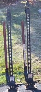lot 329 image: Hi-Lift Manual Automotive Lift Jack Pair - HL-484