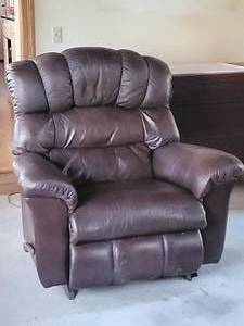 lot 14 image: Luxurious La-Z-Boy Dark Brown Leather Recliner