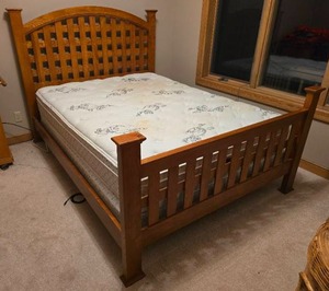 lot 16 image: Stylish Mission Full Size Bed Set