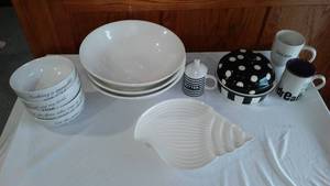 lot 714 image: Black And White Serving Dishes.